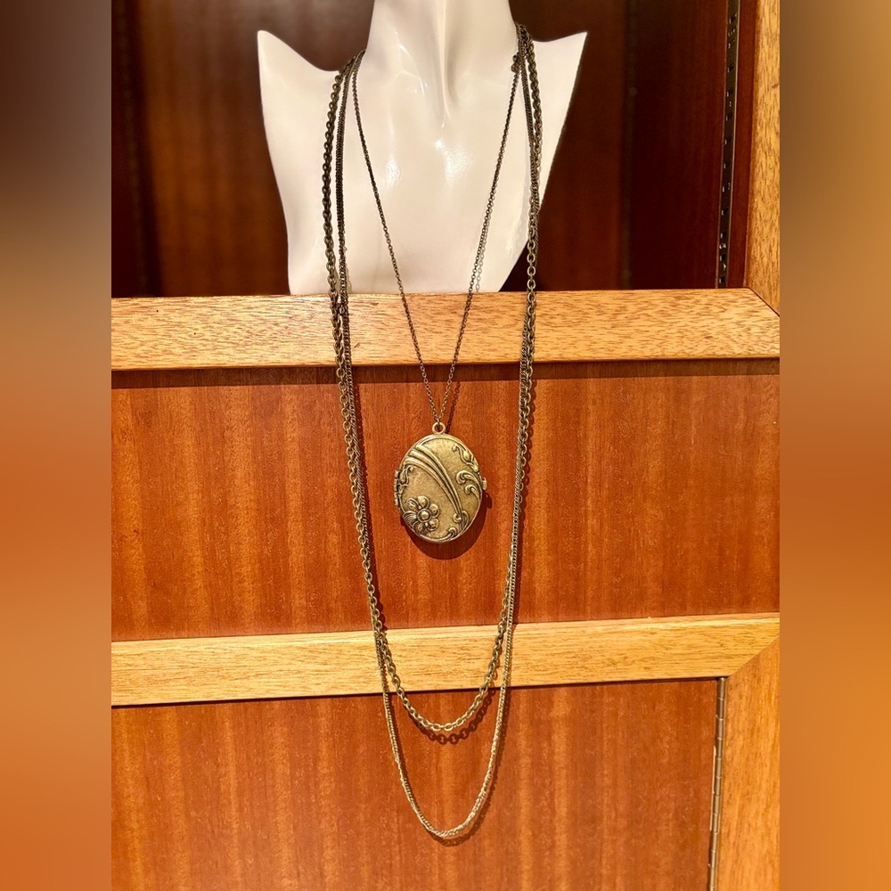 Vintage-Style Oval Locket Layered Necklace - Antique Gold